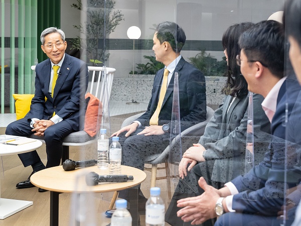윤종규 KB금융그룹 회장(왼쪽 첫번째)이 16일 오후 서울 푸르덴셜타워에서 열린 e-타운홀 미팅에서 임직원들의 질문에 답변하고 있다. (사진=푸르덴셜생명보험)