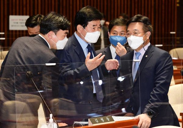 김진표 부동산특위 위원장과 윤호중 더불어민주당 원내대표가 지난달 27일 국회에서 열린 부동산 관련 정책의원총회에서 대화하는 모습. (사진=연합뉴스)