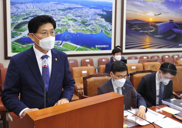 노형욱 국토교통부 장관이 18일 국회에서 열린 국토교통위원회 전체회의에서 인사말을 하고 있다. (사진=연합뉴스)
