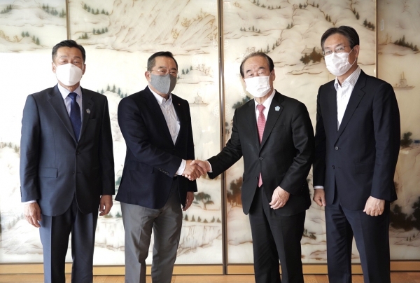 (왼쪽부터) 김영무 해운협회 부회장, 구자열 무역협회 회장, 정태순 해운협회장, 이관섭 무역협회 부회장이 선하주 상생방안을 논의하고 있다. (사진=한국무역협회)