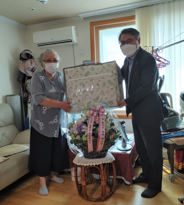 서창원 LH 주거복지본부장(사진 오른쪽)이 매입임대주택 홀몸어르신에게 하계 침구세트를 전달하고 있다. (사진=LH)