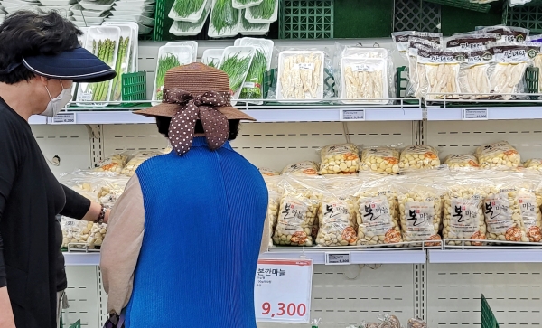 서울의 한 대형마트 채소코너에서 고객들이 진열된 상품을 살피고 있다. (사진= 연합뉴스)