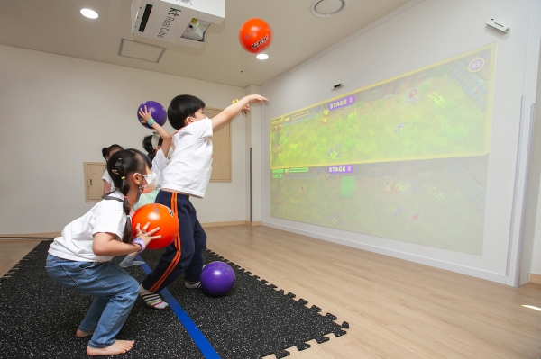 서울 용산구 맑은 숲 어린이집 원생들이 메타버스 운동회에 참여하고 있는 모습. (사진=KT)