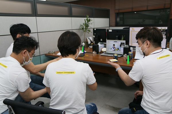 KB저축은행 소비자보호본부 직원들이 '플라잉 카드' 게임에 참여하고 있다. (사진=)