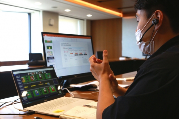 LG화학 석유화학사업본부 인재육성팀 담당자가 메타버스에서 신입사원 교육을 진행하고 있다. (사진=LG화학)