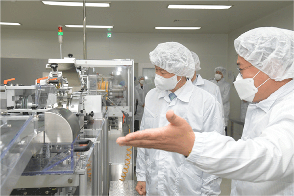 23일 오후 경기 안산시 단원구 부광약품에서 김강립 식품의약품안전처장(왼쪽)이 아세트아미노펜 제제 생산 현장을 살펴보고 있다. (사진=식품의약품안전처) 