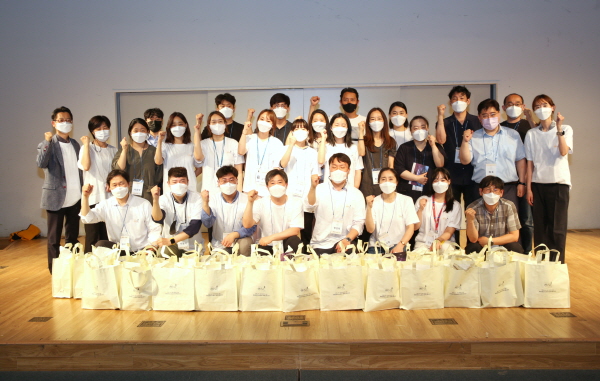 광화문원팀 소속 임직원이 한마음 보따리 전달 후 기념 촬영을 하고 있다. (사진=KT)