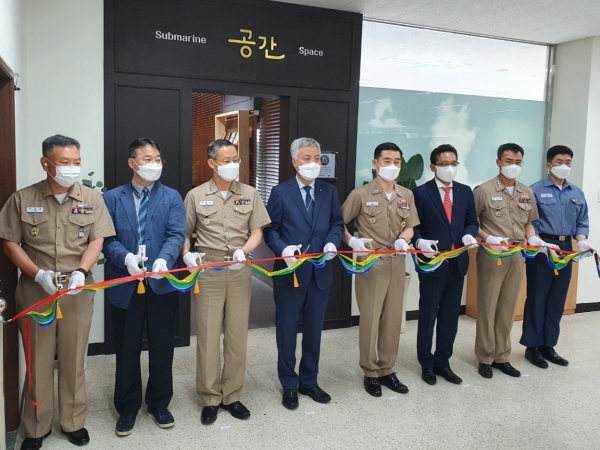 이진우 KT부산·경남광역본부장(왼쪽 네 번째), 양용모 잠수함사령부 사령관(왼쪽 다섯 번째)을 비롯한 관계자들이 전자도서관 '공간' 개관식에서 테이브커팅을 하고 있다. (사진=KT)