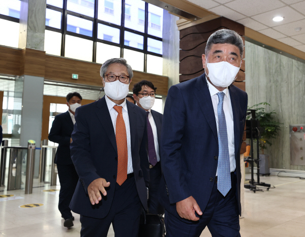 형남순 성정 회장(오른쪽)과 정재섭 이스타항공 공동관리인. (사진=연합뉴스)