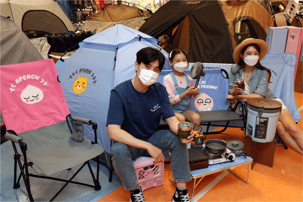 24일 서울 강동구 이마트 성수점에서 모델들이 카카오프렌즈 캠핑용품을 소개하고 있다. (사진=이마트) 