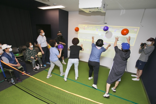 서울 강남구 시니어플라자에서 어르신들이 메타버스 치매예방 활동을 하는 모습. (사진=KT)
