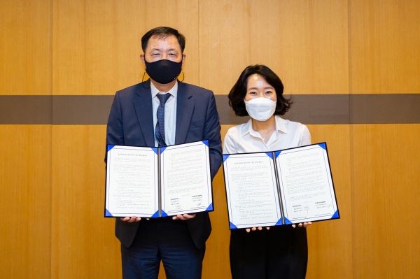 28일 김용섭 효성티앤씨 대표(왼쪽)와 왕종미 플리츠마마 대표가 지분투자 협약식을 진행하고 있다. (사진=효성티앤씨)