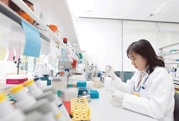 GC녹십자 연구원이 신약을 개발하고 있다. (사진=GC녹십자)