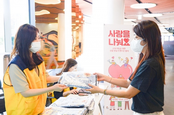 CJ 임직원들이 핸즈온 봉사활동에 사용할 키트를 전달 받고 있다. (사진=CJ나눔재단)