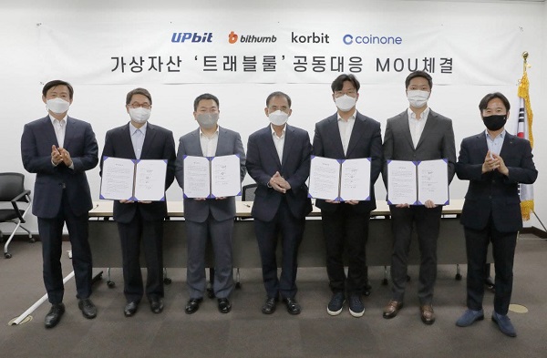 이종구 한국블록체인협회 자율규제위원장(왼쪽부터)과 이석우 두나무 대표, 허백영 빗썸코리아 대표, 오갑수 한국블록체인협회장, 오세진 코빗 대표, 차명훈 코인원 대표, 전중훤 한국블록체인협회 글로벌협력위원장이 MOU 체결식 후 기념촬영을 하고 있다. (사진=)