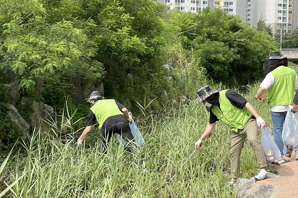 지난 29일 농협은행 IT부문 직원들이 경기 의왕시 관내 하천에서 환경정화활동을 실시하고 있다. (사진=)