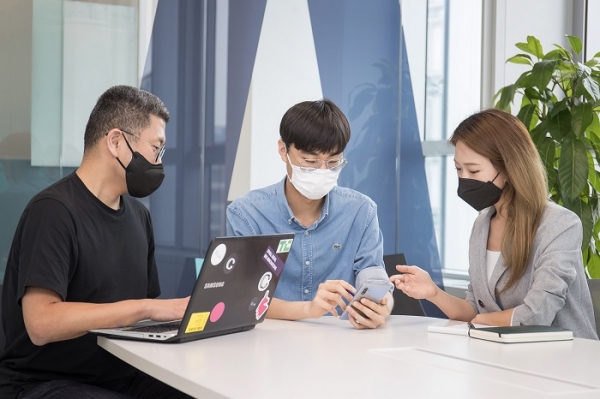 2019년 'C랩 아웃사이드' 공모전을 통해 선정되어 지난 1년간 지원을 받은 스타트업 '비트바이트' 안서형 대표(가운데)가 삼성전자 직원들과 협의하고 있다. (사진=삼성전자)