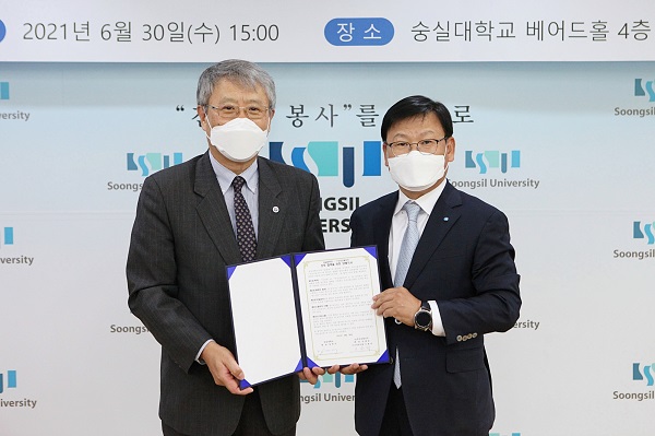 이원덕 우리금융지주 수석부사장(오른쪽)과 장범식 숭실대학교 총장이 업무협약(MOU)을 체결한 후 기념촬영을 하고 있다. (사진=)