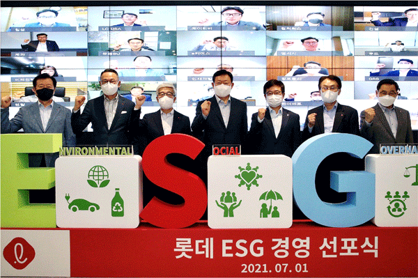 롯데그룹 경영진이 1일 오후 서울 송파구 롯데월드타워에서 ESG 경영을 선포하고 있다. 왼쪽부터 이영구 식품사업부문(BU)장, 이동우 롯데지주 대표이사, 송용덕 롯데지주 대표이사, 신동빈 롯데 회장, 강희태 유통BU장, 김교현 화학BU장, 이봉철 호텔-서비스BU장. (사진=롯데지주) 