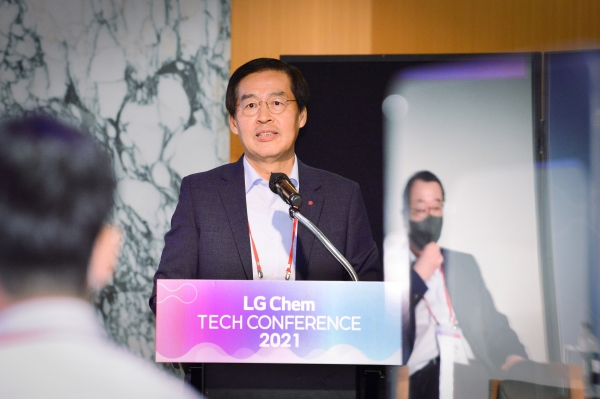 LG화학 신학철 부회장이 국내 R&D 인재 채용 행사인 테크컨퍼런스를 개최하며 환영사를 하고 있다. (사진=LG화학)