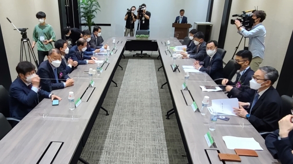 문승욱 산업통상자원부 장관(오른쪽 줄 위에서 세번째)이 9일 인터배터리 2021 개막식 직후 진행된 이차전지 기업간담회에서 모두발언을 하고 있다. (사진=박시형 기자)