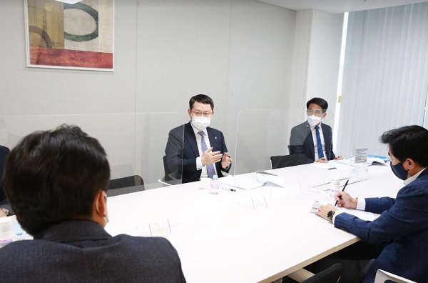 김근익 금융감독원장 직무대행(가운데)이 2일 삼성생명 영업점을 방문해 당부사항을 전달하고 있다. (사진=금융감독원)