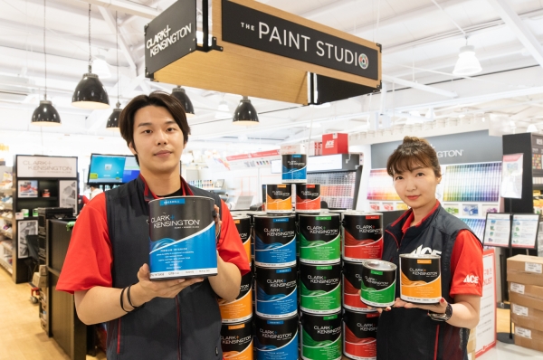 에이스 하드웨어 노원점에서 직원들이 클락앤켄싱턴 페인트를 소개하고 있다. (사진=유진그룹)