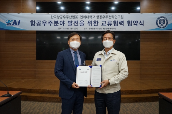 김형준 한국항공우주산업㈜(KAI) 부사장(오른쪽)과 조형희 연세대학교 항공우주전략연구원(ASTI) 원장이 항공우주분야 발전을 위한 교류협력 협약식을 체결하고 있다. (사진=한국항공우주산업㈜)