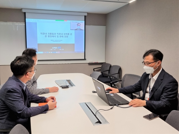 한화디펜스 임직원들이 지난 6일 온라인 비대면 방식으로 준법문화 관련 오픈세미나에 참석하고 있다. (사진=한화디펜스)
