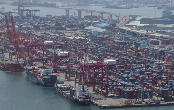 지난 1일 부산항 감만부두에서 컨테이너선이 화물을 선적하고 있다. (사진= 연합뉴스)