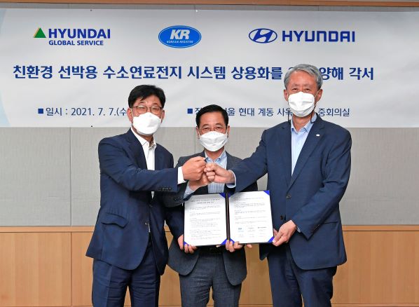 7일 현대중공업지주 본사에서 열린 '친환경 선박용 수소연료전지 시스템 패키지 상용화를 위한 양해각서(MOU) 체결식'에서 이기동 현대글로벌서비스 대표이사(왼쪽부터), 김세훈 현대자동차 연료전지사업부 부사장, 이형철 한국선급 회장이 기념사진을 찍고 있다. (사진= 현대자동차)