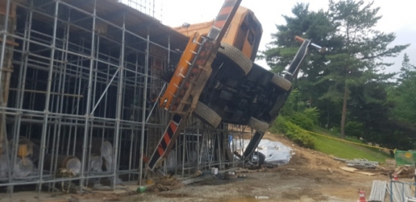 지난달 23일 오후 1시 30분께 서울 동작구 국립서울현충원 내 제2충혼당 증축 건설 현장에서 작업하던 25t 크레인이 옆으로 넘어지는 사고가 발생했다. 이 사고로 크레인 운전자 1명과 인근에서 일하던 작업자 1명이 경상을 입은 것으로 전해졌다. (사진=연합뉴스)