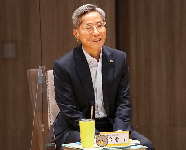 윤종규 KB금융그룹 회장이 지난 9일 열린 하반기 그룹 경영전략회의에서 발언하고 있다. (사진=KB금융그룹)