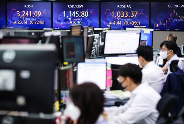 12일 오전 서울 중구 하나은행 본점 딜링룸에 코스피, 원·달러 환율, 코스닥 지수가 표시돼 있다. (사진= 연합뉴스)
