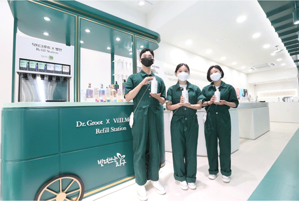 서울 강남구 신사동 가로수길 엘 헤리티지 1947 매장에서 직원들이 헤어·바디 브랜드 제품을 선보이고 있다. (사진=LG생활건강)