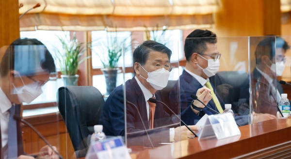 은성수 금융위원장(왼쪽 두 번째)이 금융투자업권 CEO 간담회에서 발언하고 있다.(사진=금융위원회)