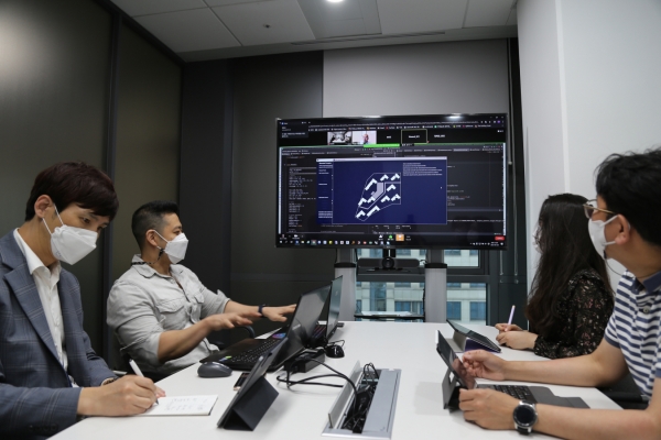 DL이앤씨 직원들이 자동설계 프로그램을 활용해 회의를 하고 있다. (사진=DL이앤씨)