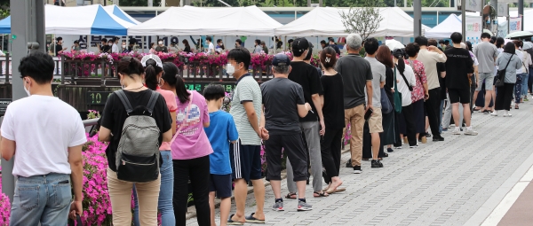 13일 오전 서울 성북구 돈암동 성북천 변에 마련된 바람마당 임시선별검사소에 코로나19 검사를 받으려는 시민들이 대기하고 있다. (사진= 연합뉴스)
