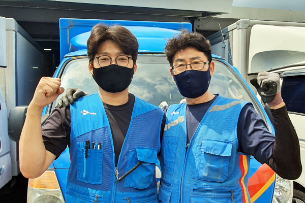 CJ대한통운 택배기사 경현두씨(사진 왼쪽)와 아버지 경기문씨. (사진=CJ대한통운)