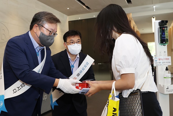 임성훈(왼쪽) DGB대구은행장과 이상근 정보보호최고책임자 상무가 대구은행 본점에서 진행된 정보보호 실천 캠페인에서 직원들에게 기념품을 전달하고 있다. (사진=DGB금융그룹)