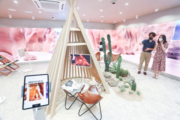 LG유플러스는 해외여행이 어려운 고객들을 위해 서울 강남 복합문화공간 '일상비일상의틈'에서 오는 29일까지 인디언 콘셉트의 전시팝업을 선보인다. (사진=LG유플러스)