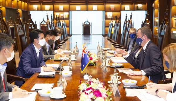 19일 SK서린빌딩에서 추형욱 SK E&S 대표이사 사장(왼쪽에서 두번째)과 댄 테한 호주 통상관광투자장관(오른쪽에서 두번째)이 참석자들과 함께 업무 협력을 논의하고 있다. (사진=SK E&S)