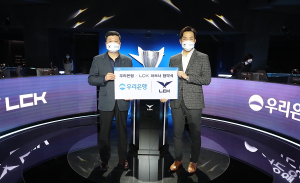 권광석 우리은행장(왼쪽)과 오상헌 LCK 대표가 파트너 계약을 체결한 후 기념촬영하고 있다. (사진=우리은행)<br>