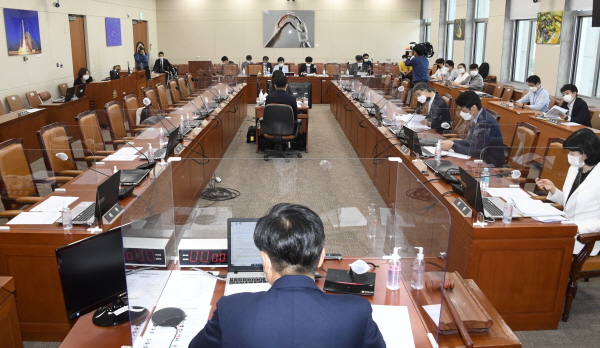20일 국회 과학기술정보방송통신위원회 안건조정위원회에서 구글의 '인앱(In App) 결제' 강제 도입을 막는 이른바 '구글 갑질방지법'(전기통신사업법 개정안)에 대한 논의가 진행되고 있다. (사진=연합뉴스)
