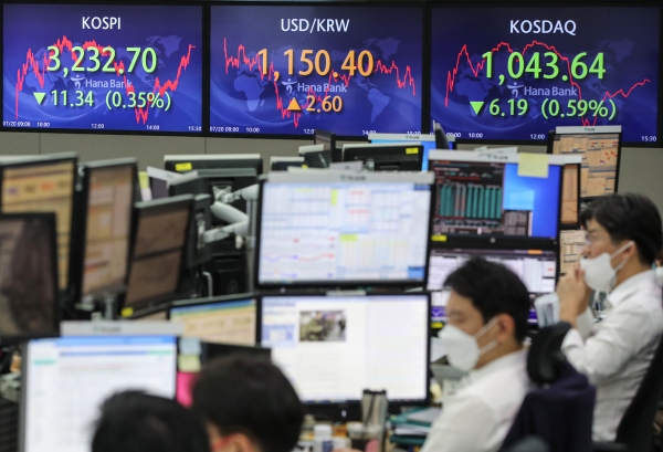 20일 오후 서울 중구 하나은행 딜링룸에 이날 마감된 코스피와 원·달러, 코스닥 지수가 표시돼 있다. (사진= 연합뉴스)