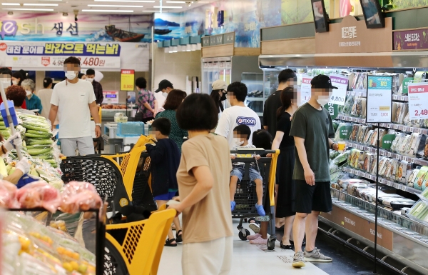 서울의 한 대형마트를 찾은 시민들이 장을 보고 있다. (사진= 연합뉴스)