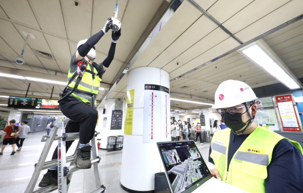 잠실역에서 지능형CCTV를 설치하고 관제실에서 CCTV 영상을 지켜보고 있는 LG유플러스 직원들의 모습. (사진=LG유플러스)