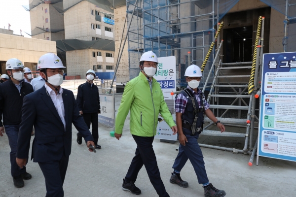 김현준 LH 사장은 22일 세종 행정중심복합도시 건설공사 현장을 방문해 코로나19 방역관리 및 폭염 대비 현장 안전 점검을 실시했다. (사진=LH)