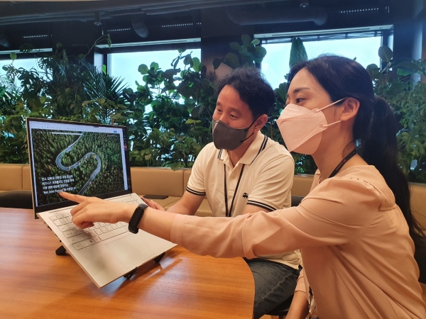 SK이노베이션 구성원들이 서울 종로구 SK서린빌딩에서 넷제로 특별 보고서를 살펴보고 있다. (사진=SK이노베이션)