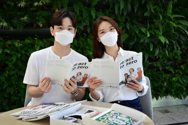 LG화학 직원들이 2020 지속가능경영보고서를 살펴보고 있다. (사진=LG화학)